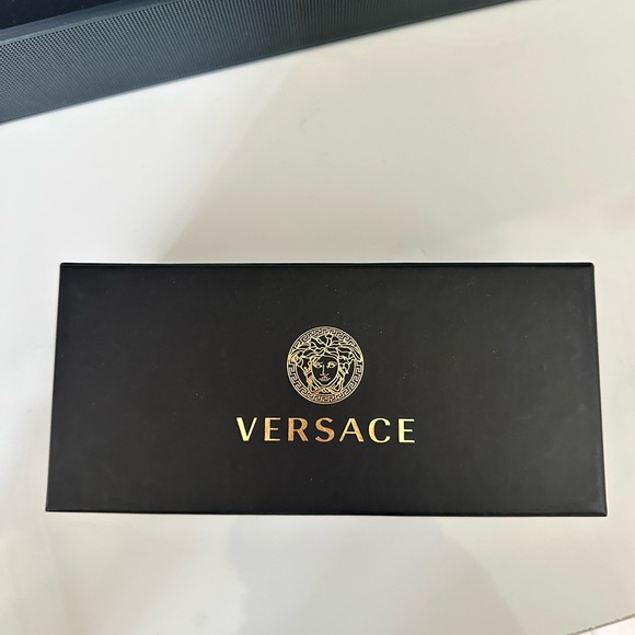 Versace Sunglasses FULL INCLUSION. BOX, SUNGLASS BOX AND WIPE - Picture 8 of 9